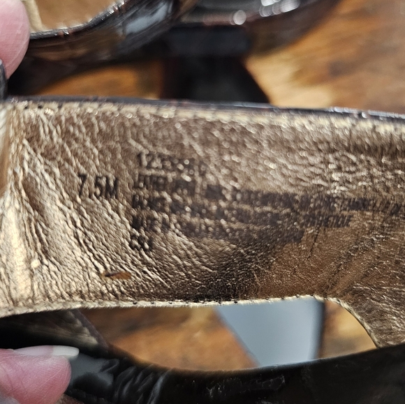 Sofft brown leather wedges, faux alligator skin. Size 7.5 - Picture 10 of 10